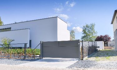 Moderne aluminium schuifpoort bestaande uit vlakke platen met structuur kleur