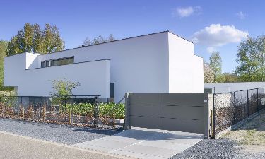 Moderne aluminium schuifpoort bestaande uit vlakke platen met structuur kleur
