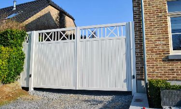 Landelijke vleugelpoort bestaande uit aluminium planchetten en kruisverband