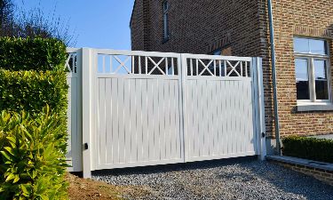 Landelijke vleugelpoort bestaande uit aluminium planchetten en kruisverband