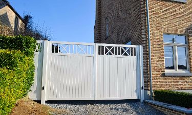 Landelijke vleugelpoort bestaande uit aluminium planchetten en kruisverband