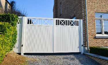 Landelijke vleugelpoort bestaande uit aluminium planchetten en kruisverband