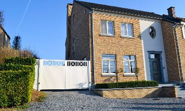 Landelijke vleugelpoort bestaande uit aluminium planchetten en kruisverband