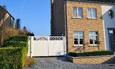 Landelijke vleugelpoort bestaande uit aluminium planchetten en kruisverband