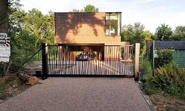 Moderne zwarte stalen schuifpoort met jungle patroon ral 9005