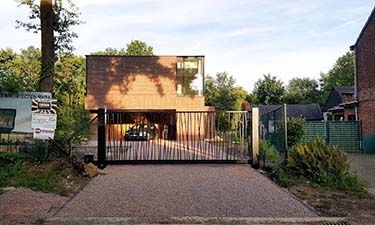 Moderne zwarte stalen schuifpoort met jungle patroon ral 9005