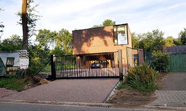 Moderne zwarte stalen schuifpoort met jungle patroon ral 9005