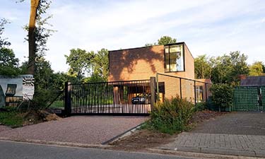 Moderne zwarte stalen schuifpoort met jungle patroon ral 9005