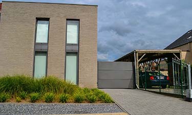 Moderne aluminium vleugelpoort te neeroeteren