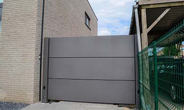 Moderne aluminium vleugelpoort te neeroeteren