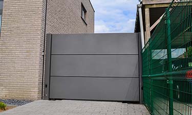 Moderne aluminium vleugelpoort te neeroeteren