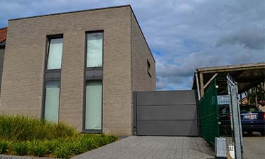 Moderne aluminium vleugelpoort te neeroeteren