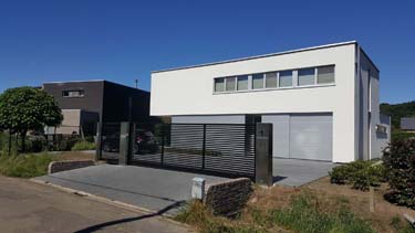 Moderne  metalen schuifpoort met stalen kokerprofielen Leuven
