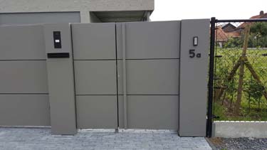 Moderne design schuifpoort aluminium panelen stalen palen Rijkel Limburg