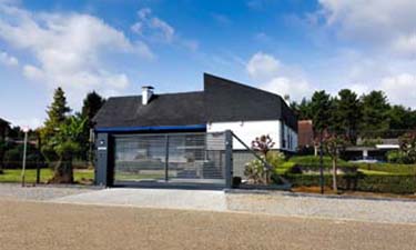 Stalen design schuifpoort bestaande uit horizontale lamellen