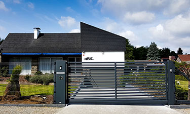 Stalen design schuifpoort bestaande uit horizontale lamellen