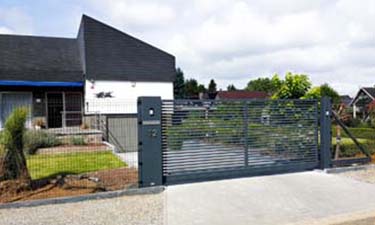 Stalen design schuifpoort bestaande uit horizontale lamellen