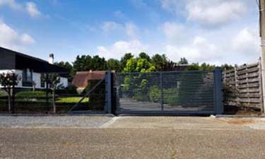 Stalen design schuifpoort bestaande uit horizontale lamellen