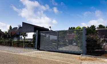 Stalen design schuifpoort bestaande uit horizontale lamellen