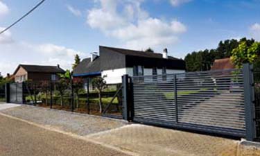 Stalen design schuifpoort bestaande uit horizontale lamellen