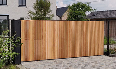 Design schuifpoort stalen kader met Afzelia bekleding - Sint-Lambrechts-Herk