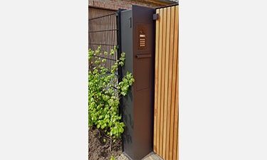 Design schuifpoort stalen kader met Afzelia bekleding - Sint-Lambrechts-Herk