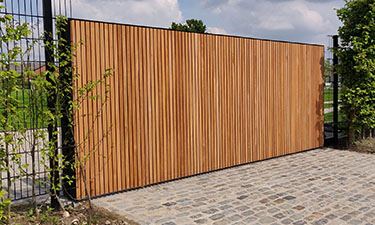 Design schuifpoort stalen kader met Afzelia bekleding - Sint-Lambrechts-Herk