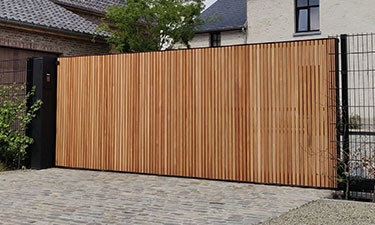 Design schuifpoort stalen kader met Afzelia bekleding - Sint-Lambrechts-Herk