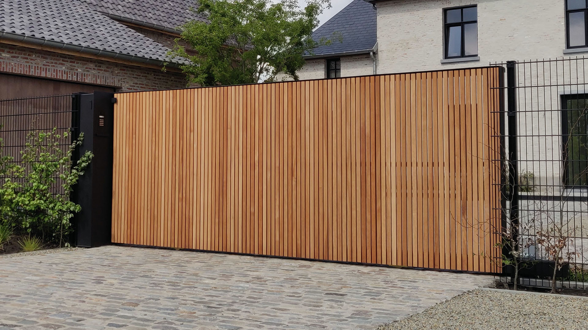 Design schuifpoort stalen kader met Afzelia bekleding - Sint-Lambrechts-Herk