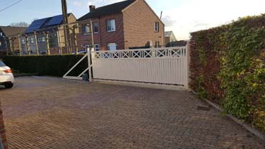 Landelijke stalen schuifpoort met koker profiel opvulling en kruisverband aan bovenzijde
