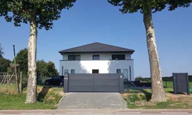 Moderne vrijdragende schuifpoort met aluminium panelen - Tongeren