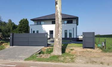 Moderne vrijdragende schuifpoort met aluminium panelen - Tongeren