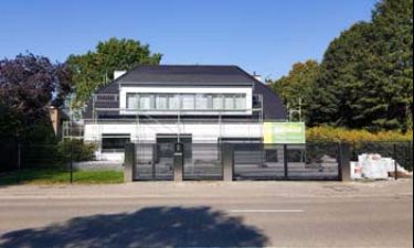 Strakke vleugelpoort bestaande uit stalen horizontale lammellen en RVS palen