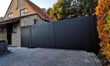 Aluminium vleugelpoort met vast stuk in stijl Lamels - Hasselt