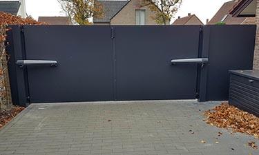 Aluminium vleugelpoort met vast stuk in stijl Lamels - Hasselt