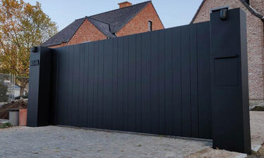 Exclusieve aluminium design poort op rail met pakketbrievenbus - Sint-truiden