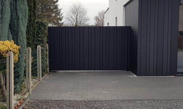 Strakke gesloten aluminium design poort uit lamellen motief - Zonhoven