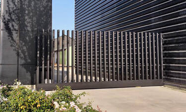 Stalen schuifpoort met verticale kokers op rail - Linter