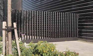 Stalen schuifpoort met verticale kokers op rail - Linter