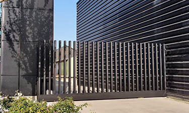 Stalen schuifpoort met verticale kokers op rail - Linter