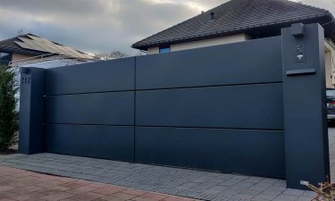 Aluminium schuifpoort in stijl Panels met brievenbus en symmetrisch paal - Hasselt