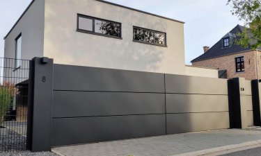 Moderne aluminium schuifpoort met looppoort en brievenbus - Lommel