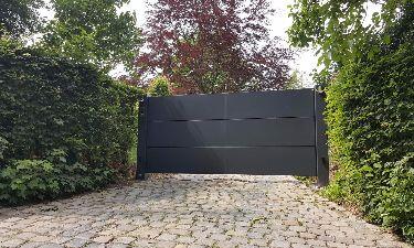 Strakke aluminium panelen poort met beklede achterzijde door aluminium plaat - Teuven