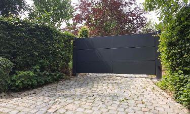 Strakke aluminium panelen poort met beklede achterzijde door aluminium plaat - Teuven