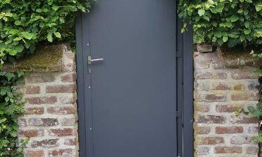 Strakke aluminium panelen poort met beklede achterzijde door aluminium plaat - Teuven