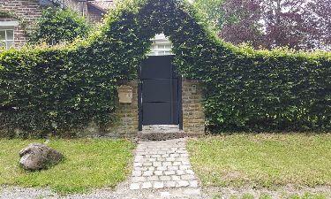 Strakke aluminium panelen poort met beklede achterzijde door aluminium plaat - Teuven